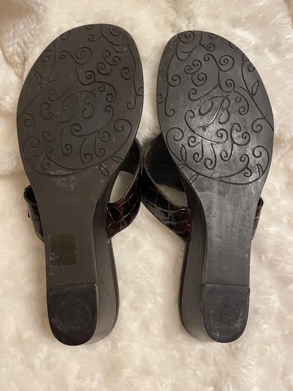 Brighton "Lark" Wedge sandal crocodile embossed thong - Picture 3 of 9